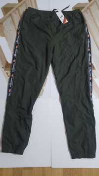 Vand pantaloni trening Ellesse masura XL originali noi cu eticheta