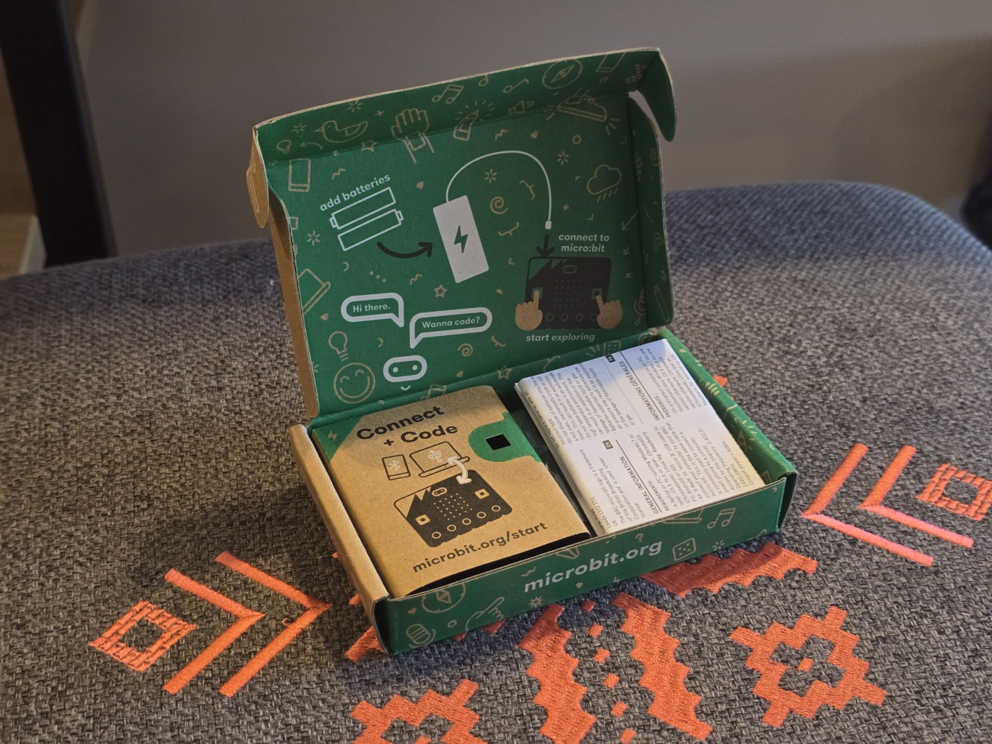 micro:bit Go V2 (On the go Starter Bundle)

t Go V2

(on-

the-go

Sta