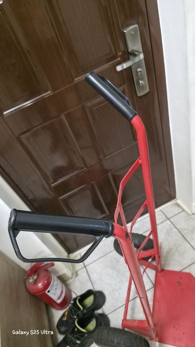 Liza cărucior marfa aproape noua butoaie baxuri 2 roti