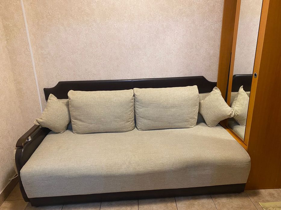 Vand canapea in stare foarte buna