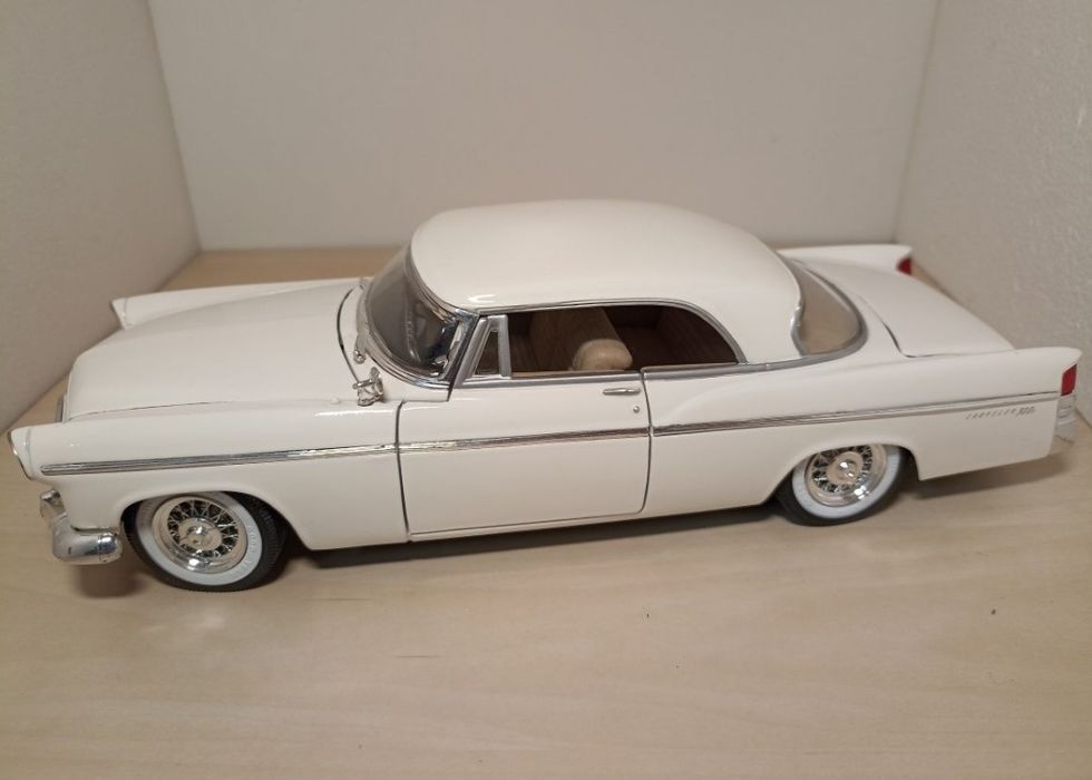 Chrysler 300B 1956
Scara 1:18
Maisto

Pozele reflectă realitatea. Se v