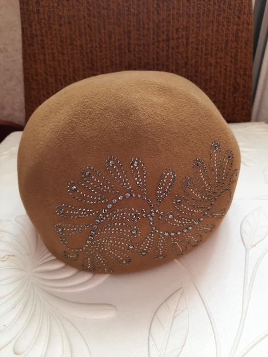 Берет женский продам.