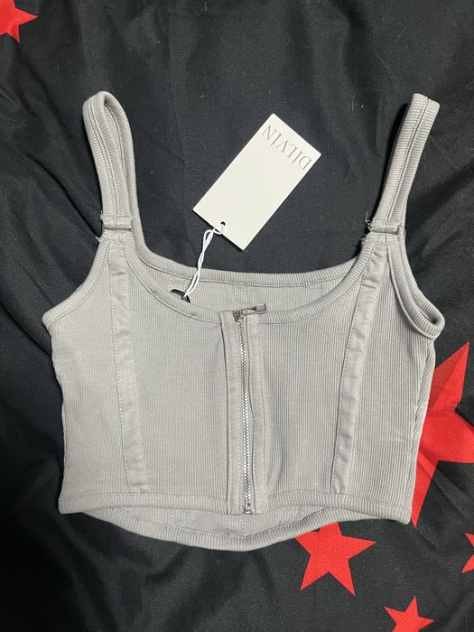 Къс потник с визия на корсет