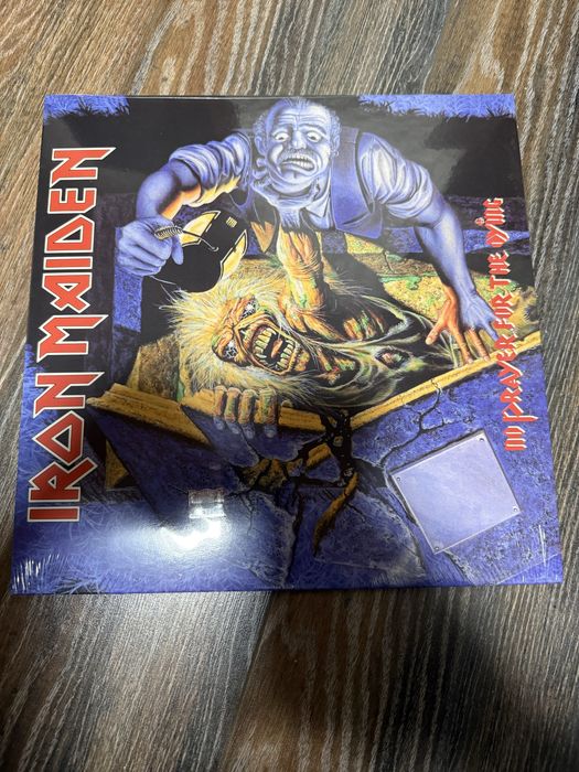 Продавам плочи на Iron Maiden