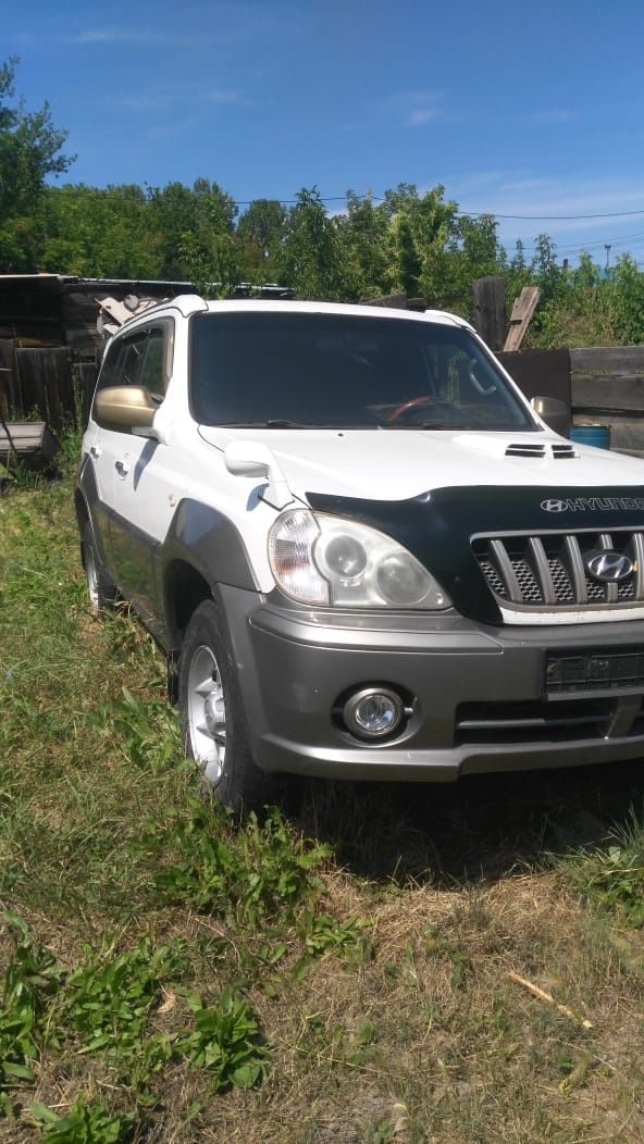 Машина HYUNDAI terracan.