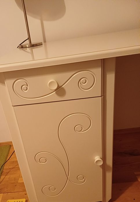 Birou modern din mdf alb, model deosebit, întreținut excelent