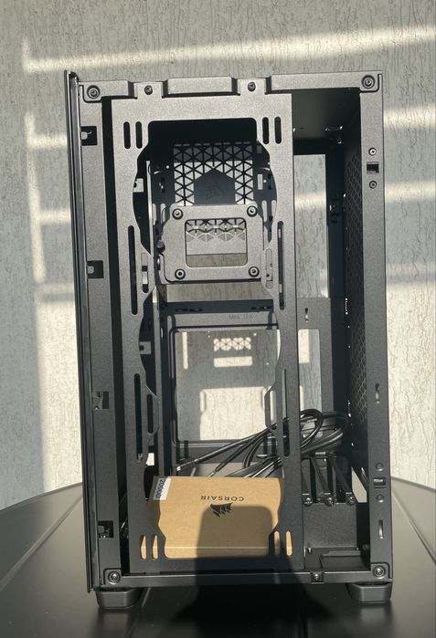Carcasa Corsair 2000D Airflow impecabila