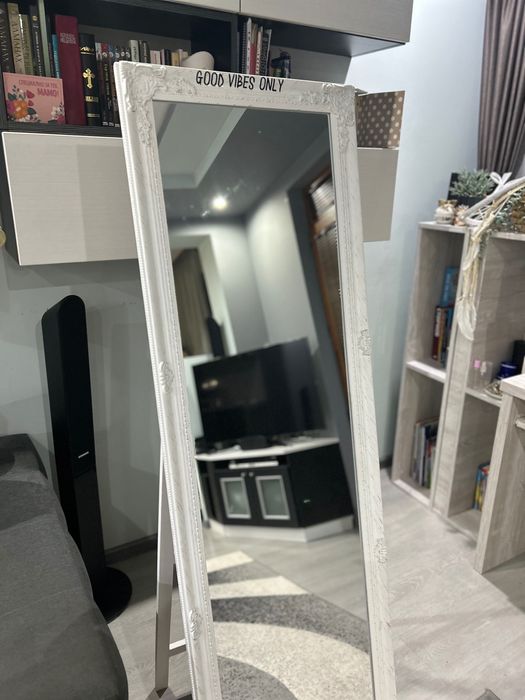 Огледало с дървена рамка