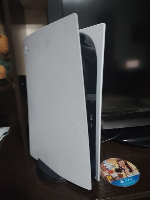 Продаётся Playstation 5 с диском GTA 5, Mortal combat. б/у без гаранти
