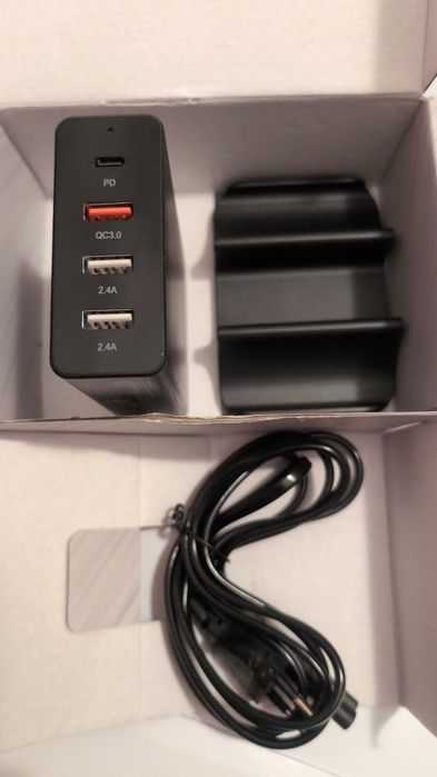 Încărcătoare rapide desktop 4 porturi Re-Load și wireless