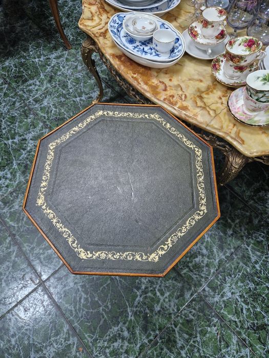 Уникална антикварна английска дървена масичка