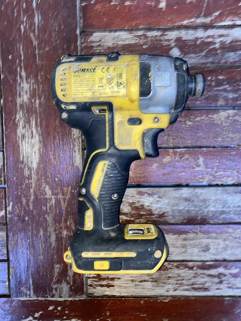 Bormașină cu Impact dewalt