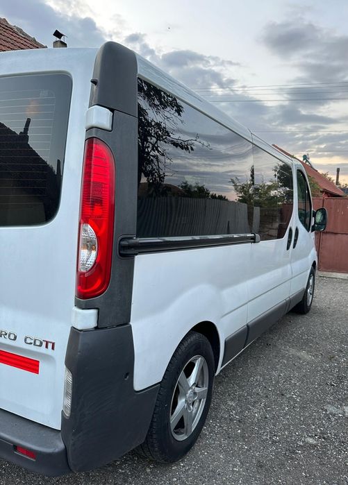 Opel Vivaro modelul lung