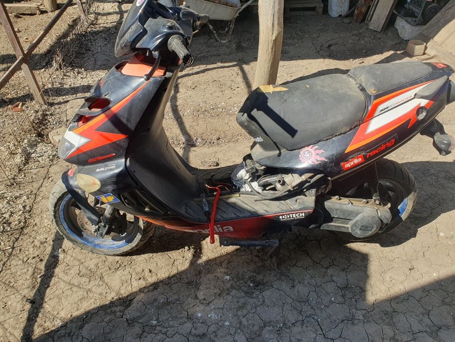 Vând sau dezmembrez scuter aprilia sr 50 2004