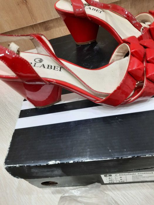 К ожаные красные женские босоножки 35размер