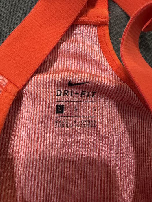 Спортни бюстиета Nike