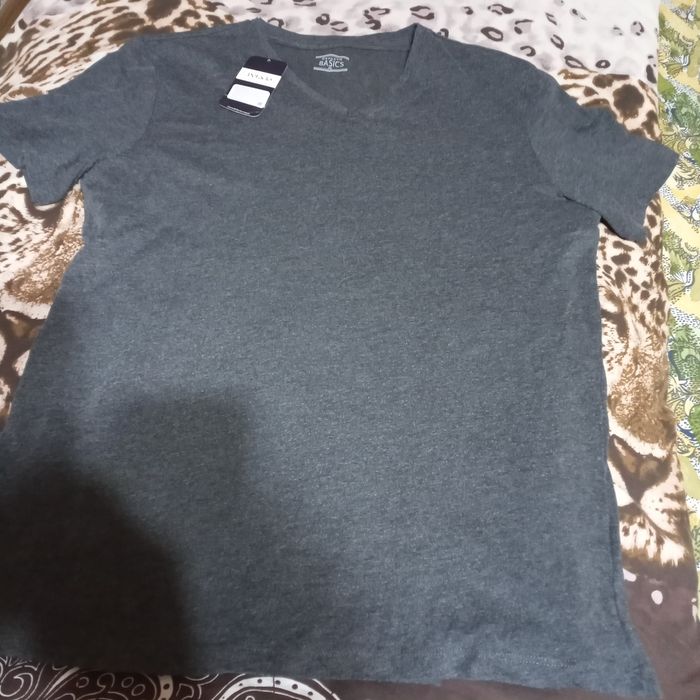 Продаю мужские футболки.