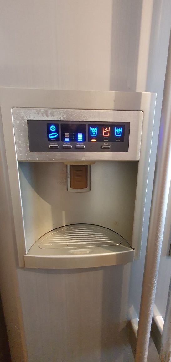 Combină frigorifică side by side cu dozator apa rece/ cuburi  gheata