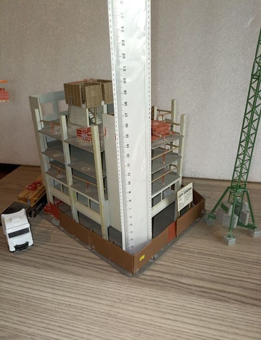 Diorama clădire în construcție kibri 8537 scara H0

Setul include clăd