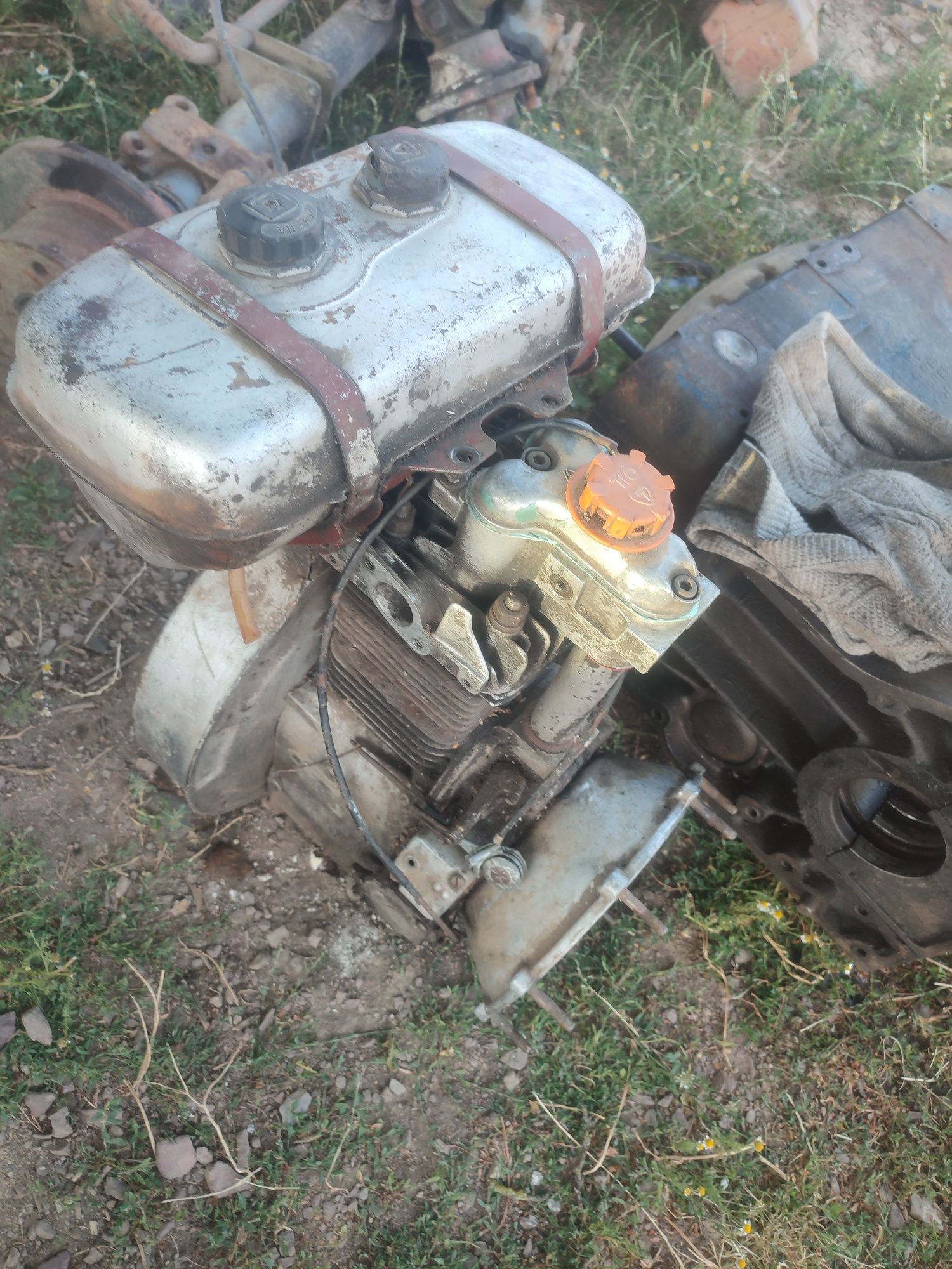 Vând motor cositoare