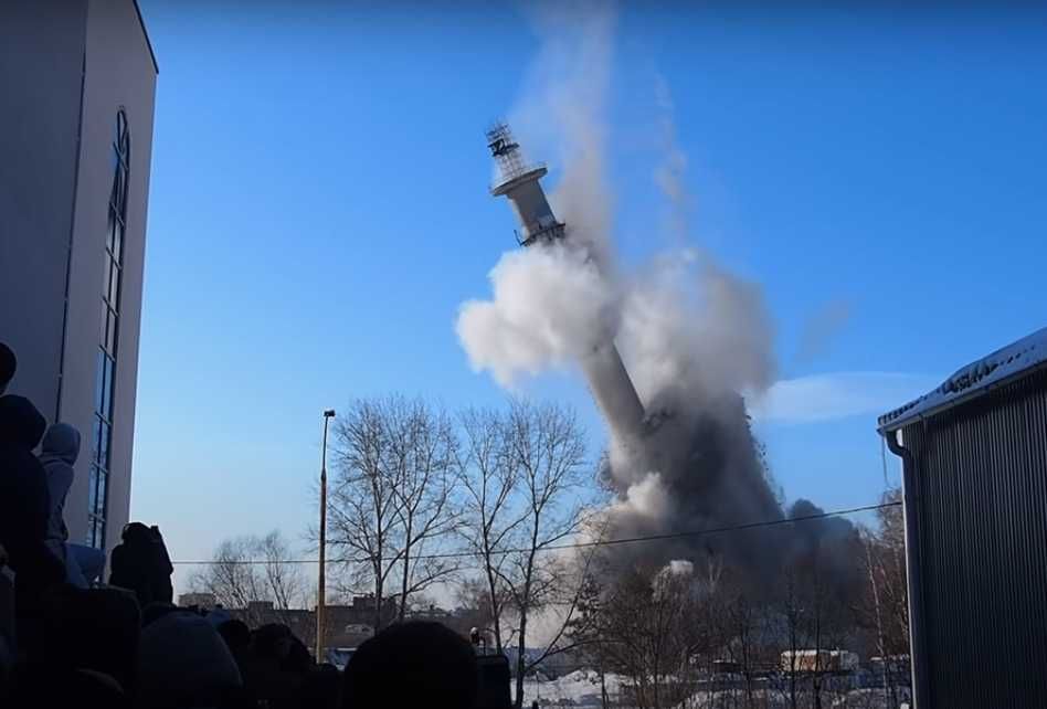 Демонтаж зданий и сооружений взрывом в городе. Демонтаж, снос, валка.