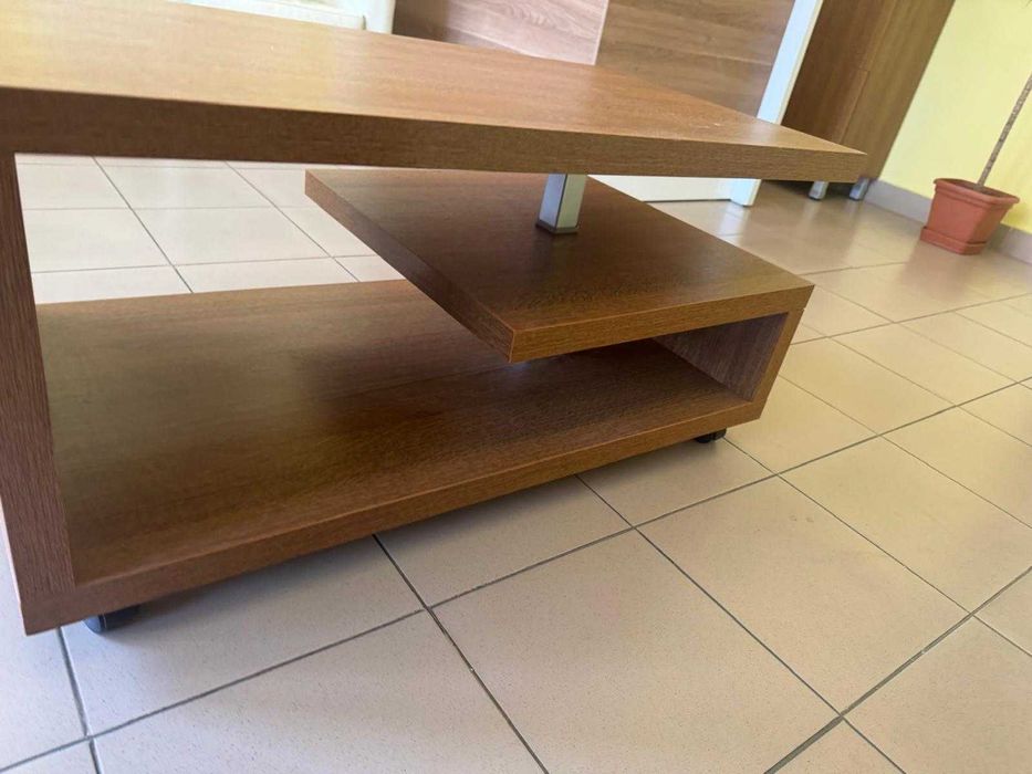 Măsuță practică, ideală pentru recepție sau spații medicale
