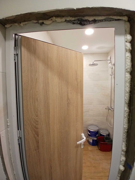 Врата за баня в два цвята