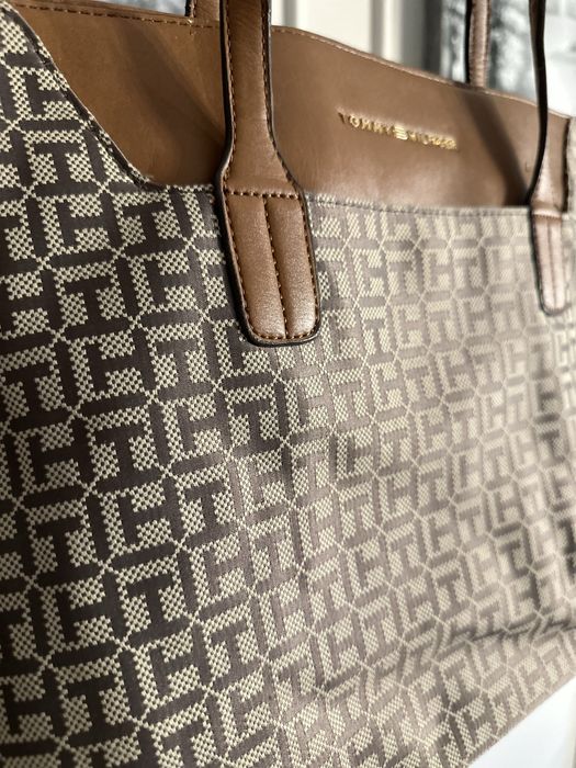 Poseta Tommy Hilfiger