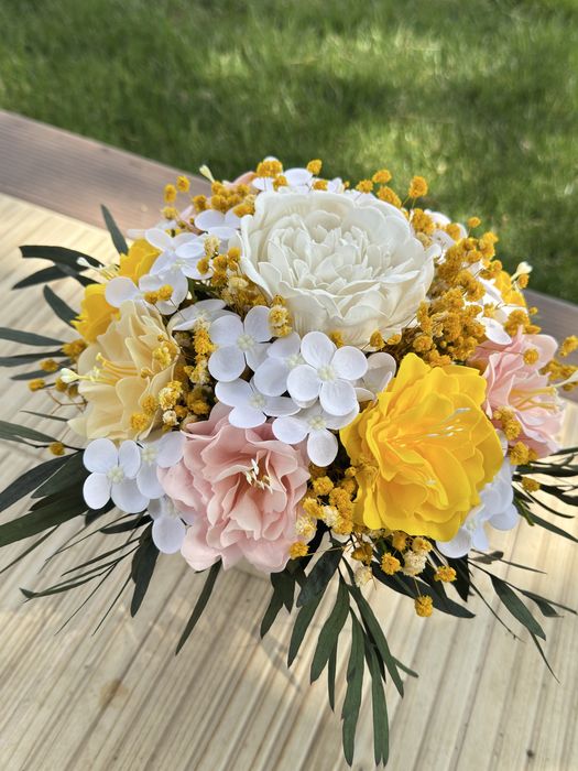 Кашпи с мъх, сапунени и сушени цветя