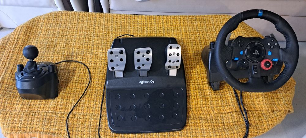 Vând volan gaming Logitech G29 si schimbător de viteze