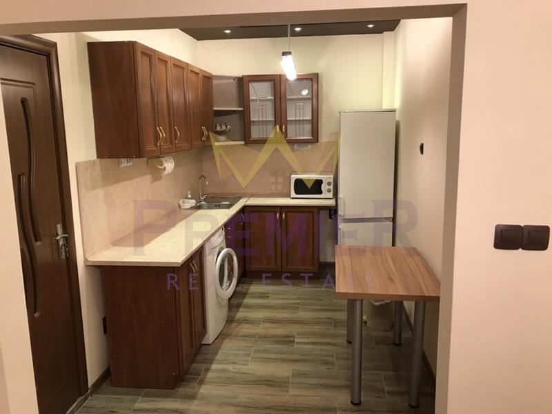 Тристаен апартамент под наем в района на ВИНС - Червен площад.