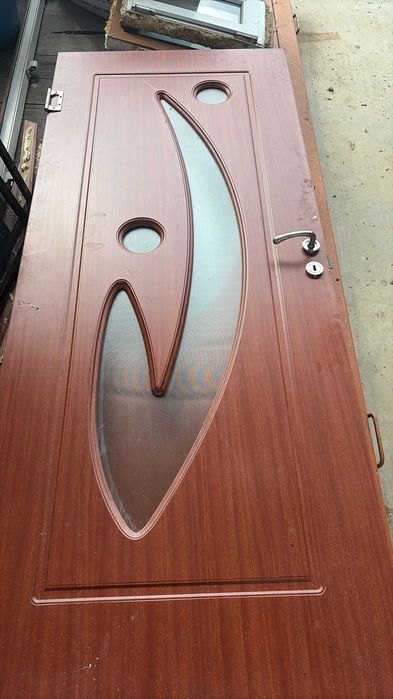 Vand usa intrare, geamuri si usi interioare