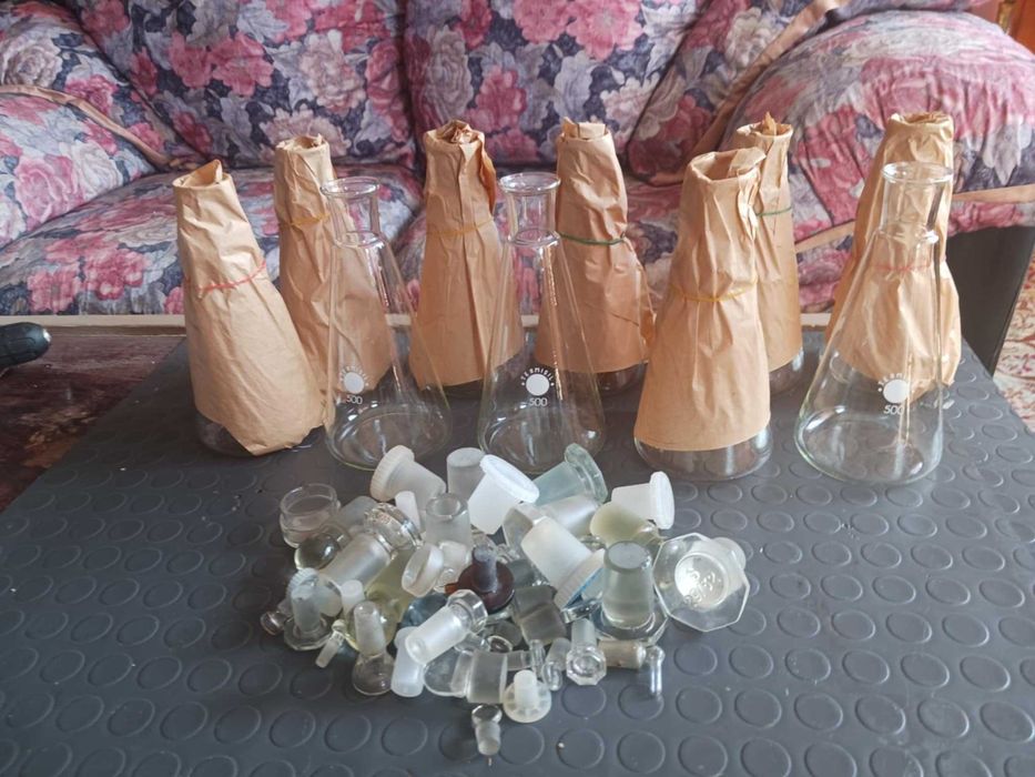 Комплект от стъклени колби и тапи за лична употреба.