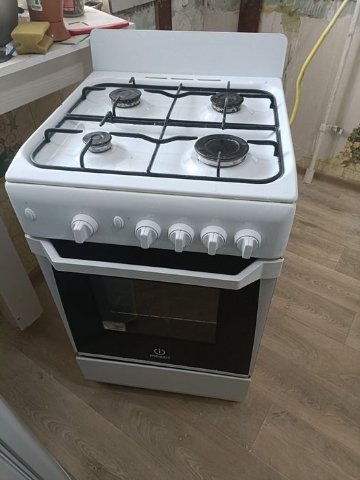 Продаётся газ плита InDesit