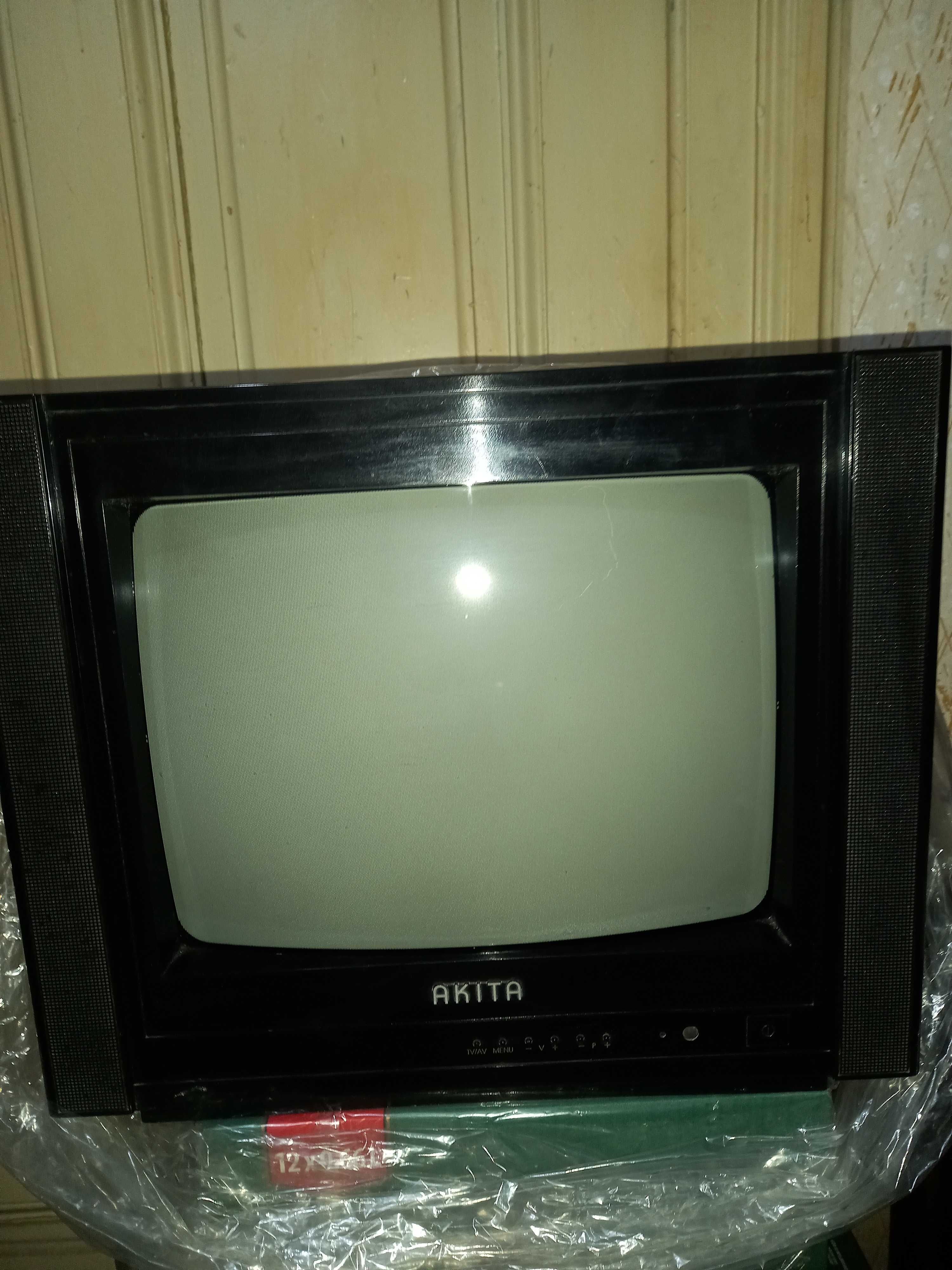 TV Akita cu tub mic