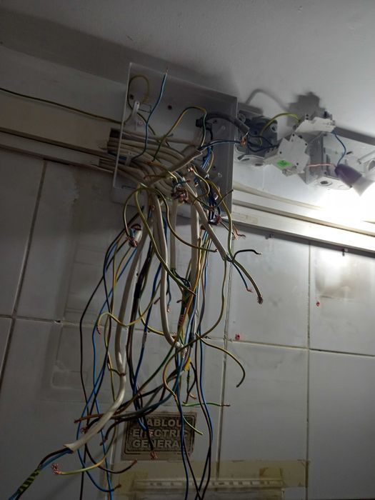 Electrician Instalator deblochez usi montez central termice gaura hota