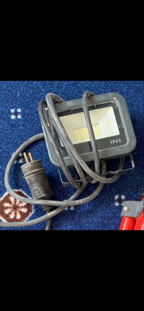 Proiector led 1600 si 2200 lumeni