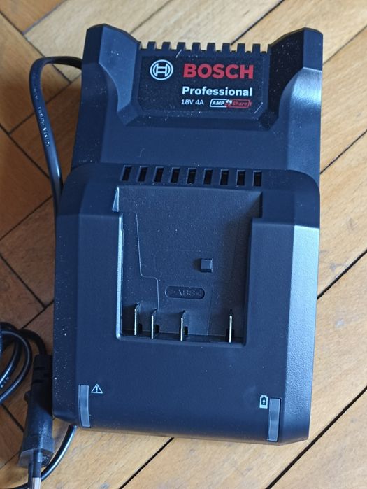 Statie incarcare/Incărcător acumulatori profesionali Bosch Li-Ion.