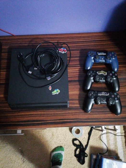 Playstation 4 slim de vânzare 3 console stare bună de funcționare