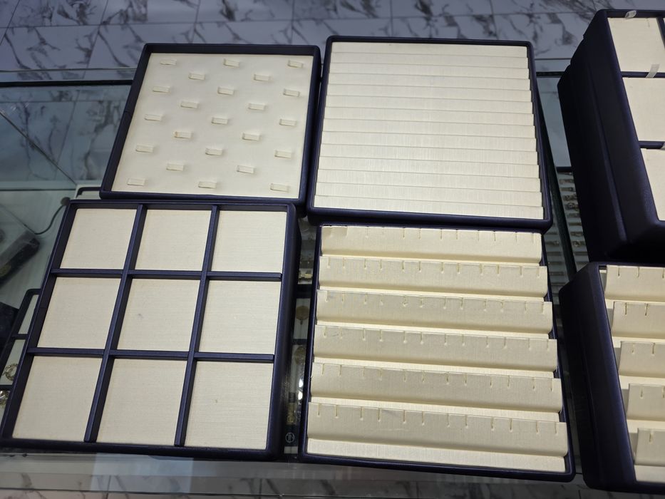 Стойки и манекени за бижута