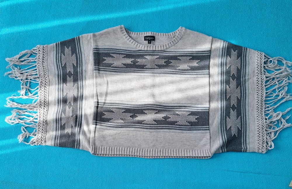 Pulover scurt cu model deosebit