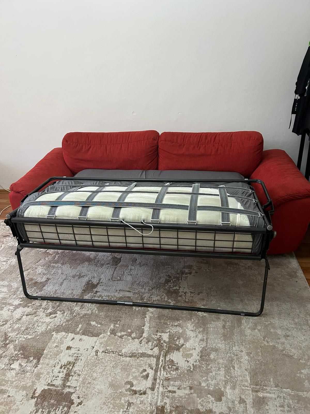 Vând canapea extensibilă – mare, practică și fără fițe