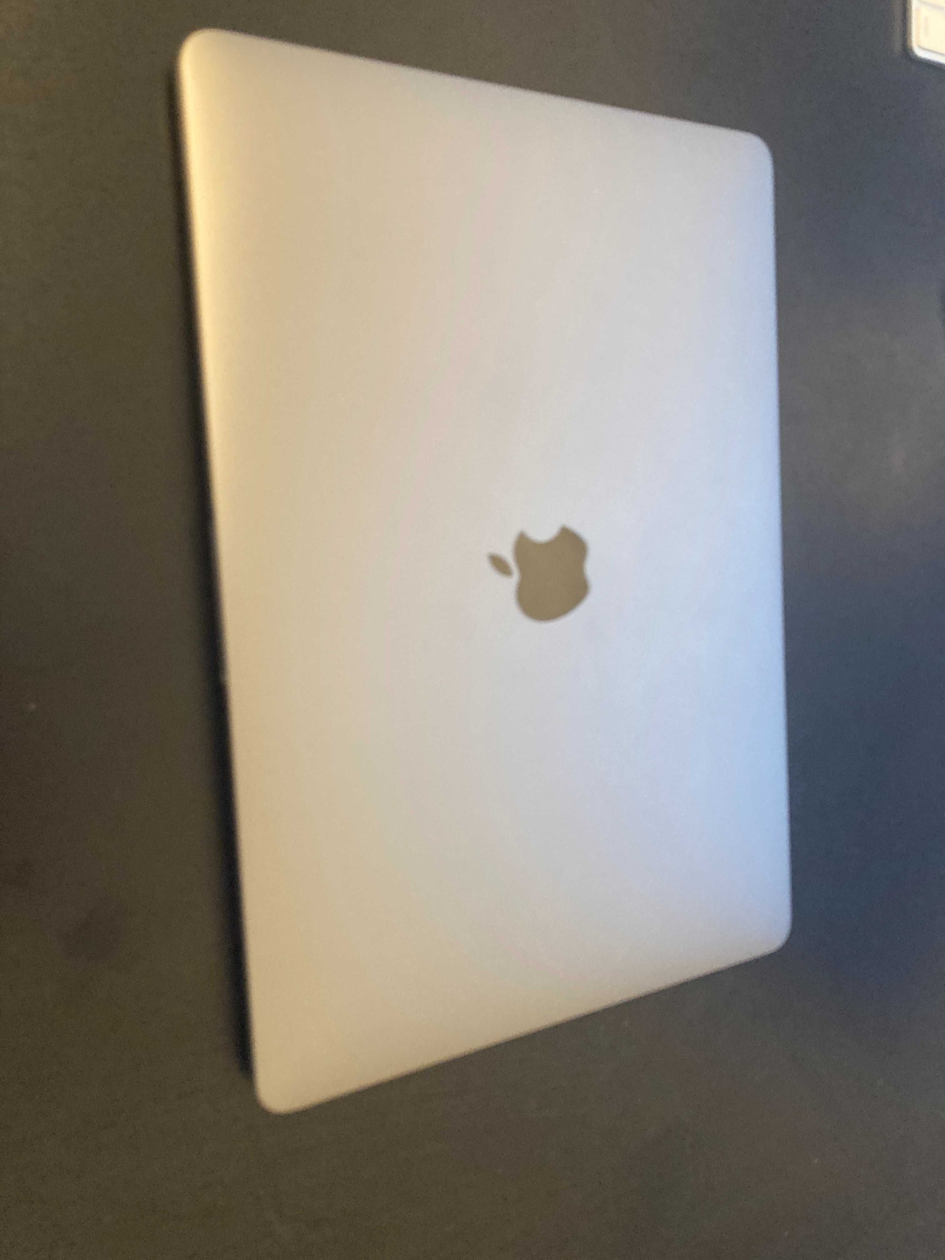 MacBook Pro 13" M1, 8GB RAM, 512GB SSD – stare excelentă