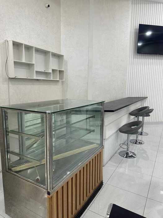 Холодильная витрина для кафе / кондитерской — в отличном состоянии!