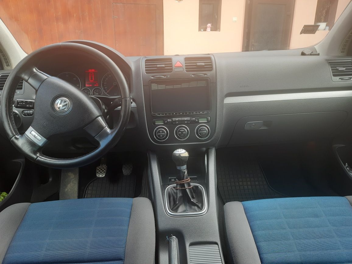 Vând Golf 5 3500€ negociabil