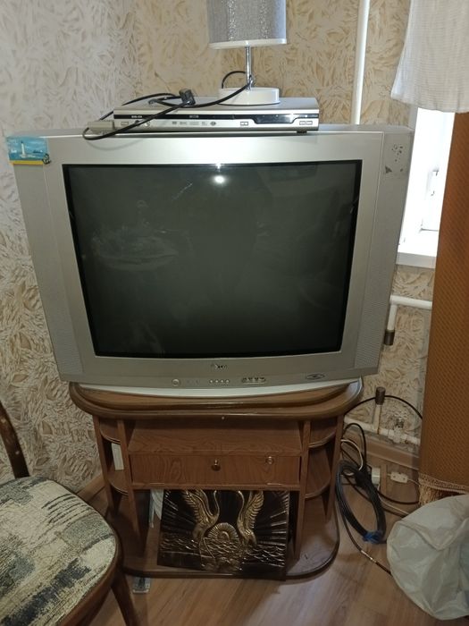 Телевизор и ДВД вместе с тумбочкой