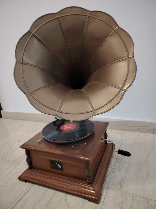 Gramofon antic deosebit His Master ‘s Voice, functional,pâlnie din ala