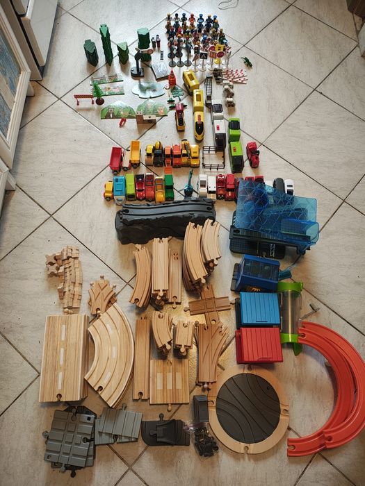 Set sine de lemn cu mașinuțe,trenulete și accesorii 9kg