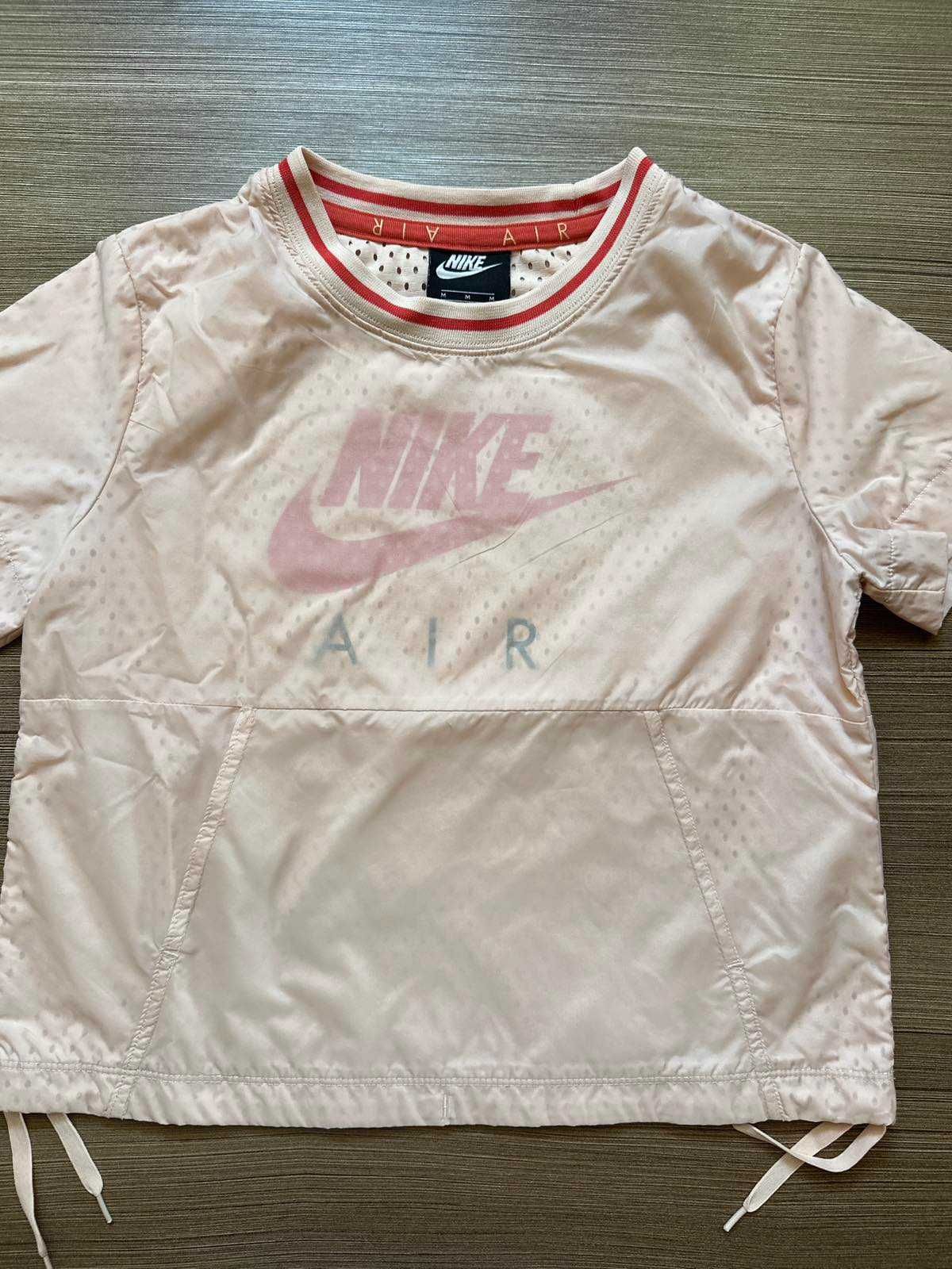 Спортен топ Nike, размер М за ръст до 146 см.