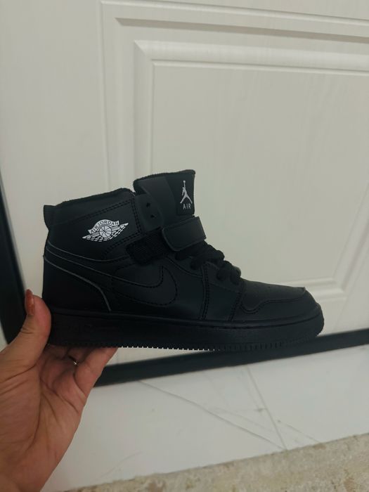 ботинки. кроссовки . теплые кроссовки